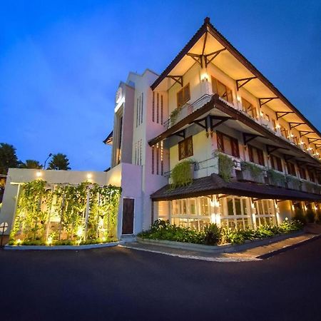 Hotel Nyland Pasteur Бандунг Экстерьер фото